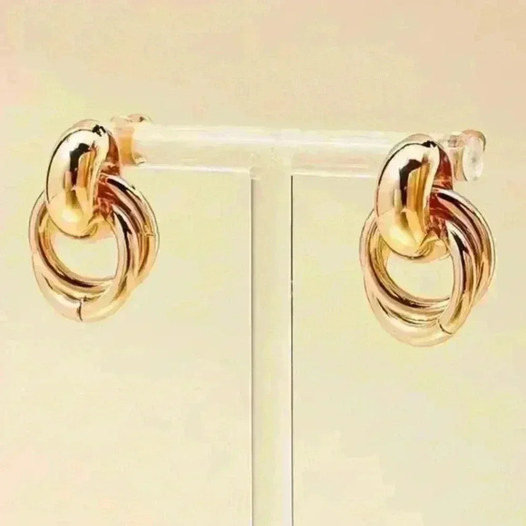 Elegant Gold-Tone Hoop Earrings - Picture 2 of 3